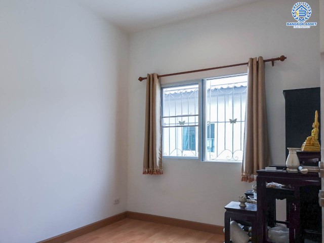 *****ทาวน์เฮ้าส์มือสองย่านปทุมธานี ม.ชวนชื่นทาวน์ รังสิต-คลอง1 เนื้อที่กว้างถึงเกือบ 23 ตร.ว. ฟังก์ชันจัดเต็ม 4 ห้องนอน 3 ห้องน้ำ 2 ที่จอดรถ บนทำเลเข้า-ออกเมืองสะดวก ใกล้รถไฟฟ้าสายสีแดง "สถานีรังสิต" และทางด่วน "อุตราภิมุข"